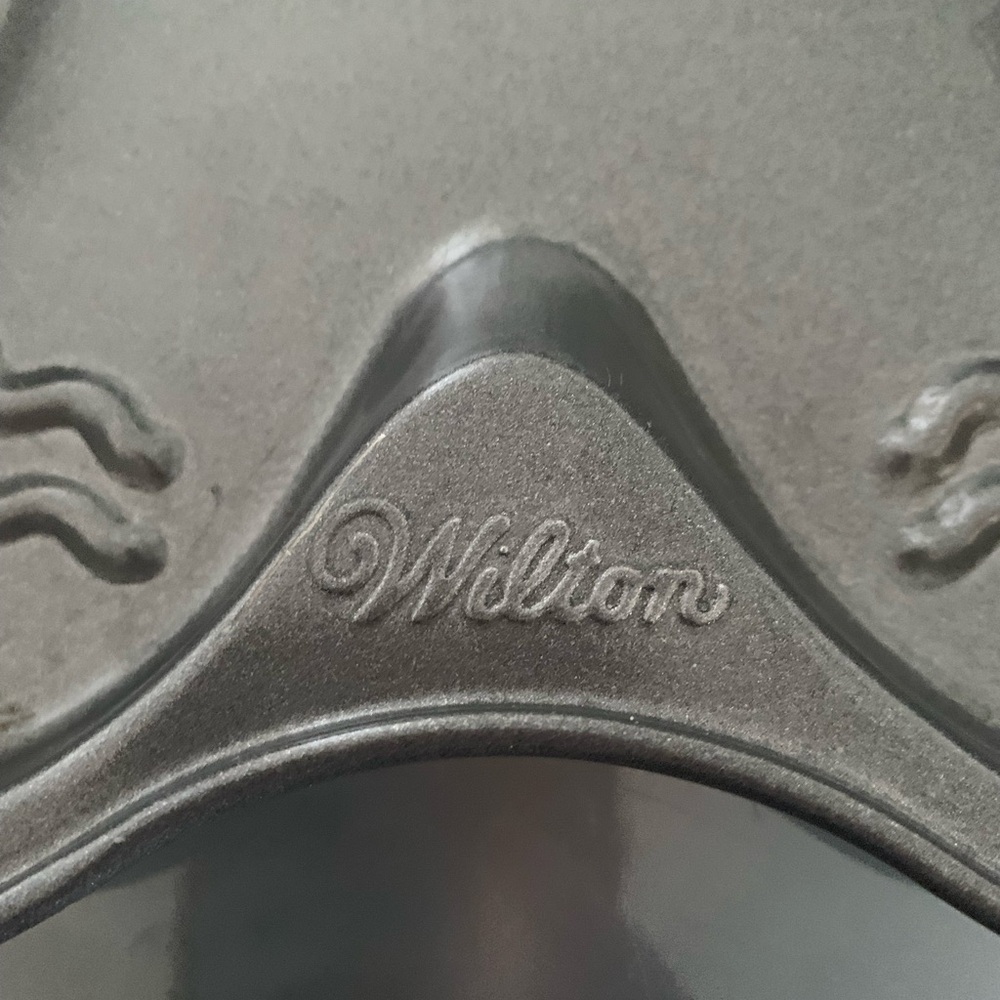 Wilton Gray Cake Pan with Embossed Design - Picture 3 of 3